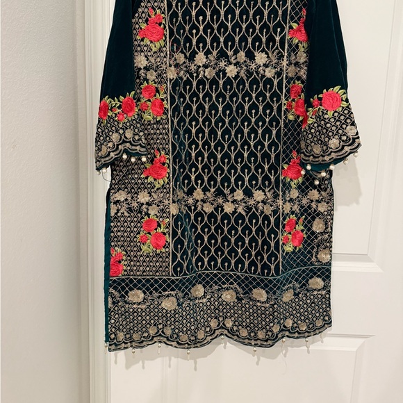 Velvet kruti.Brand new 
Size 46 have space to open
Wear it with golden pants - Picture 3 of 3